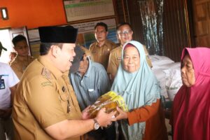 Wabup Azwar Hadi Pantau Langsung Penyaluran Bantuan Pangan, Pastikan Tepat Sasaran untuk Masyarakat