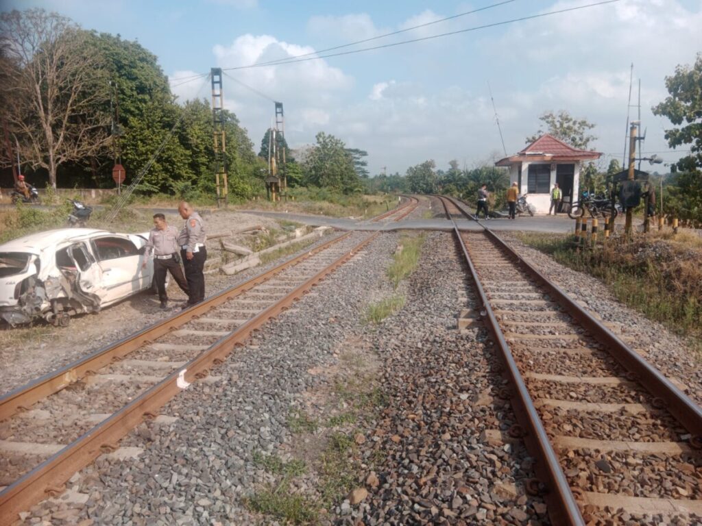 Polisi Lakukan Olah TKP Kecelakaan Mobil Tertabrak Kereta Api di Sungkai Utara