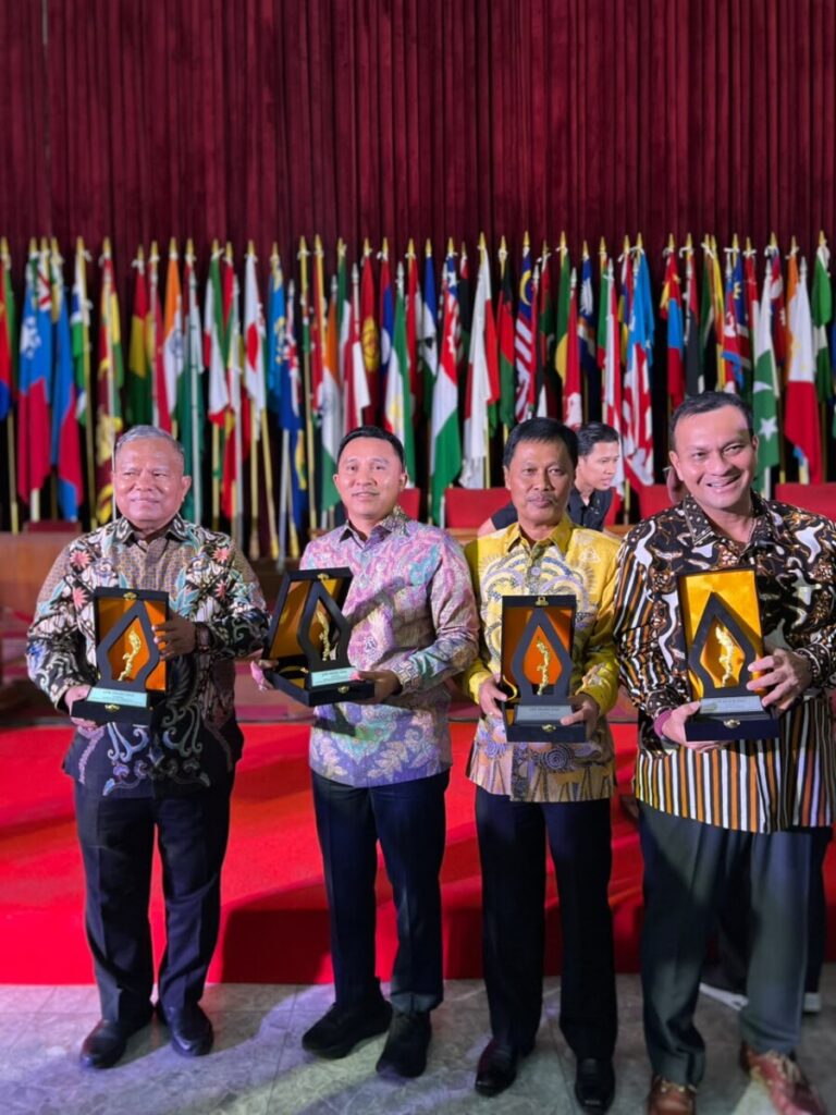 Bupati Parosil Terima LPM Award 2026, Dinilai Konsisten Dukung Pemberdayaan Desa
