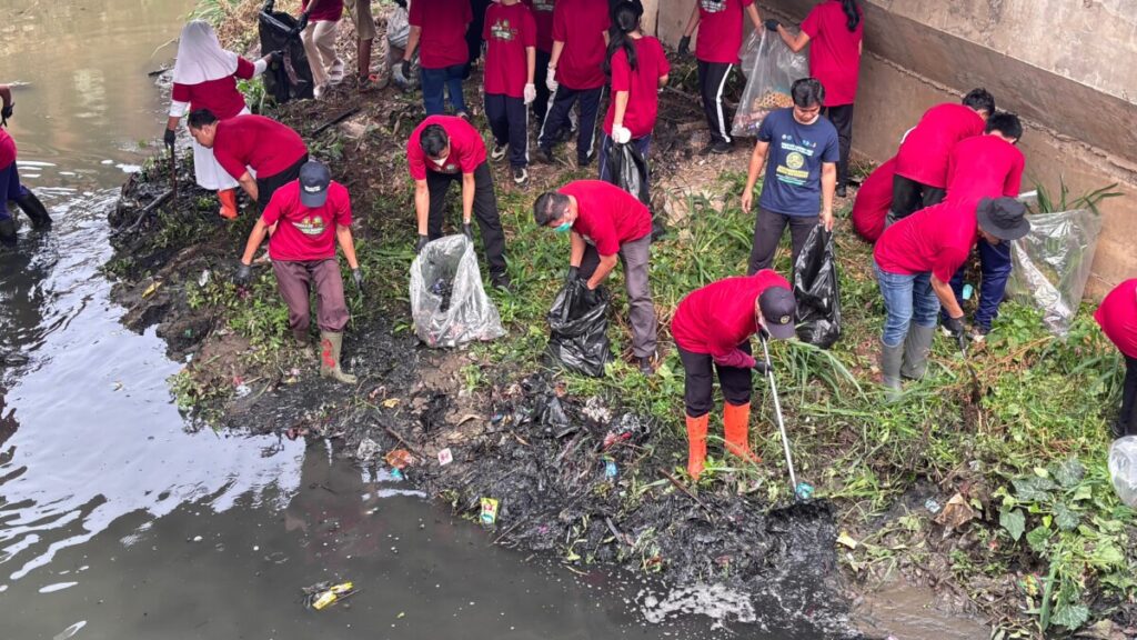 Lintas Agama Bersatu Bersihkan Sungai Way Balau, Keuskupan Tanjungkarang Gaungkan Gerakan Pro Kasih